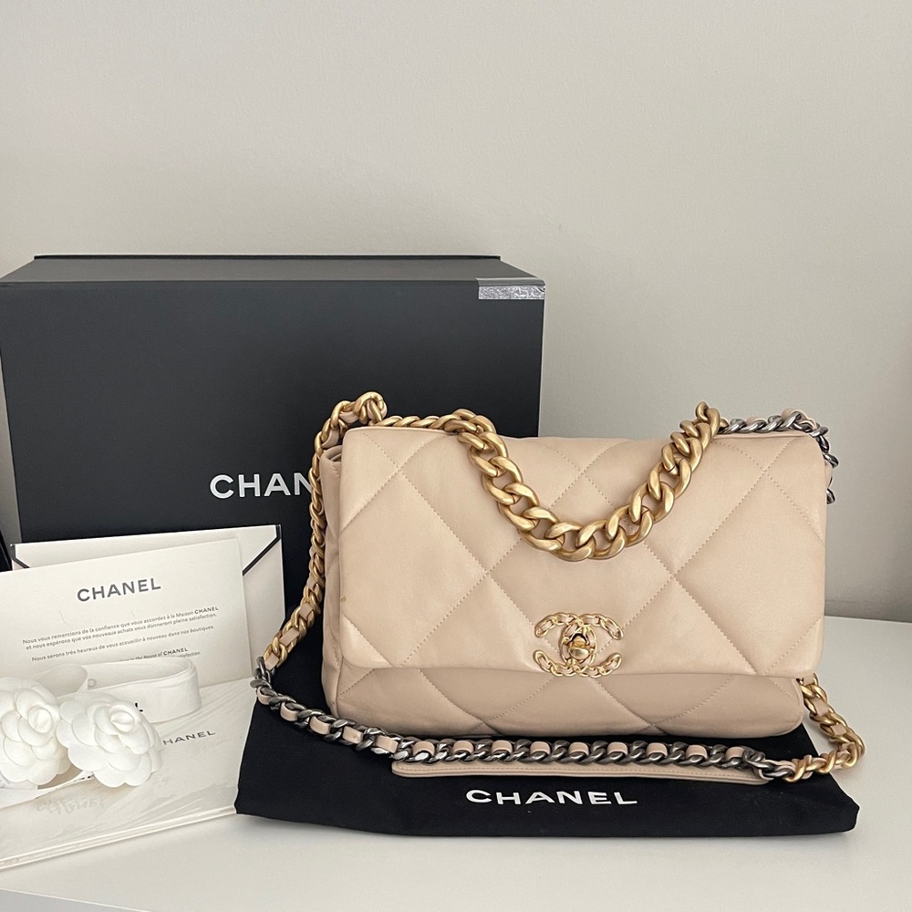 Chanel 19 beige goatskin medium size